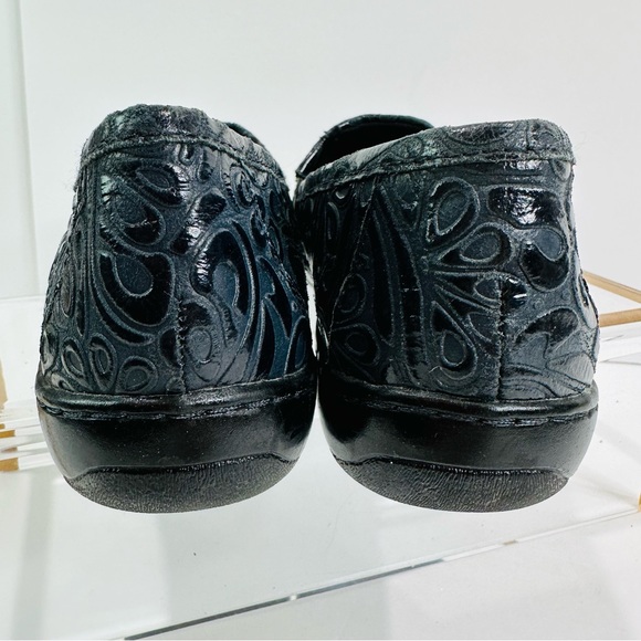 ๐ BOC BORN CONCEPT BLUE EMBOSSED LEATHER WOMENS SIZE 7.5 GREAT CONDITION - Picture 7 of 9